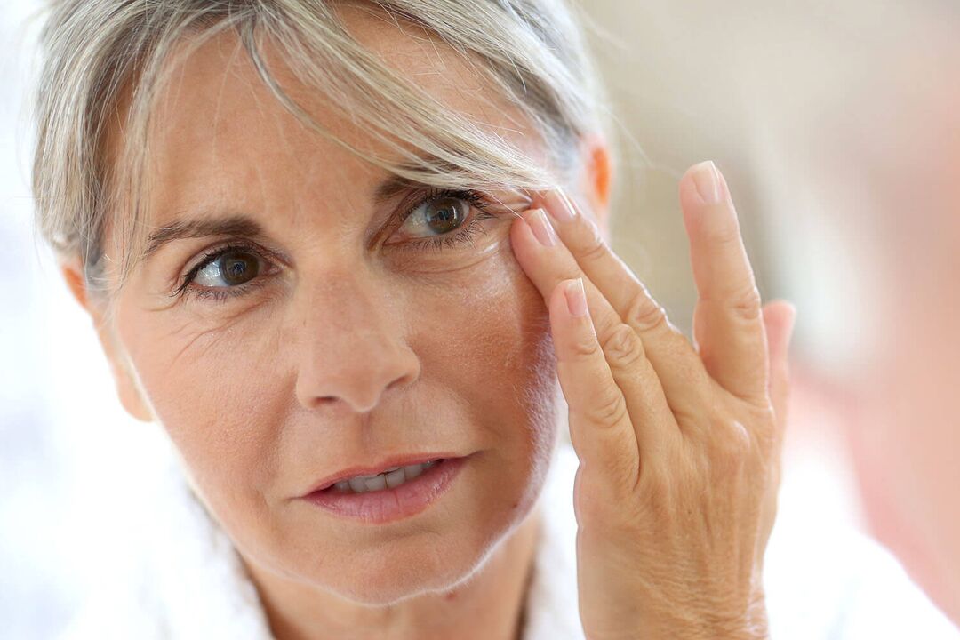 Automasaje facial para ayudar a las mujeres de 50 años o más a mantenerse jóvenes