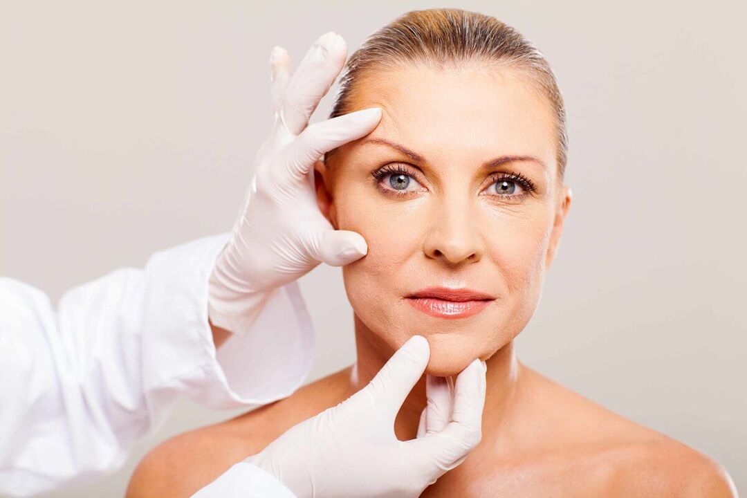 La cosmetóloga seleccionará el método apropiado para el rejuvenecimiento de la piel del rostro. 